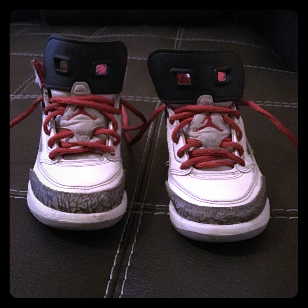 Kids Jordan Spizike Sneakers. GUC.